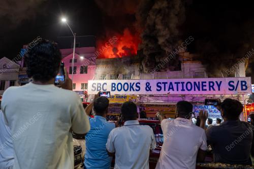 KEDAI BUKU DUA TINGKAT TERBAKAR