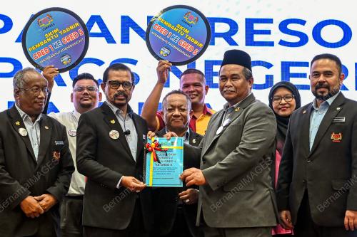 DATUK DR ADNAN MAT