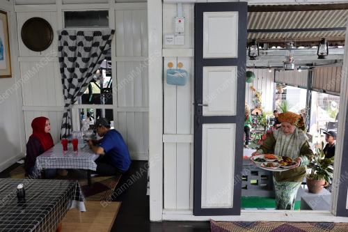 RUMAH PUTIH MAKAN BERJAMBAR