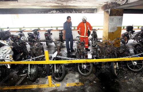 NS01_26052017_MOTORSIKAL_TERBAKAR