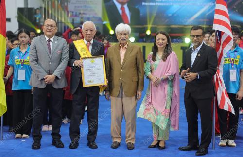 TUANKU MUHRIZ TUANKU MUNAWIR