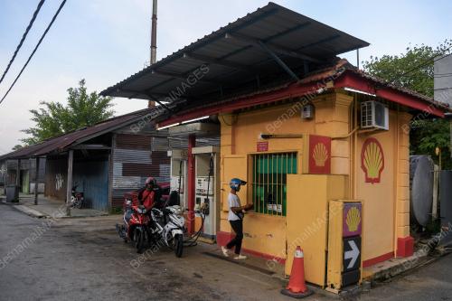 STESEN MINYAK TERTUA DI JOHOL