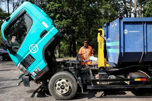 PETUGAS KEBERSIHAN SWM ENVIRONMENT