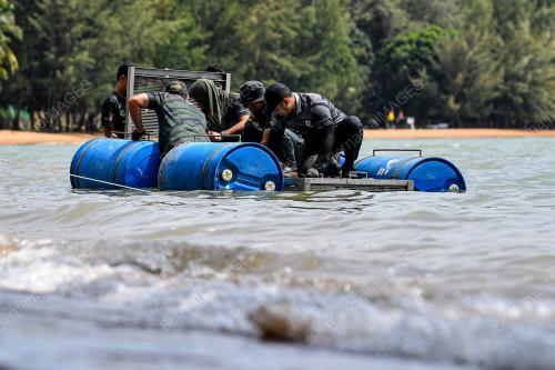 BUAYA DI PANTAI CERMIN