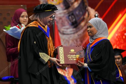 FADHLINA SIDEK