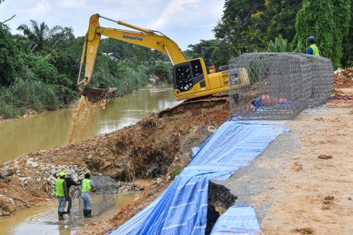 KERJA PEMBAIKAN RUNTUHAN TANAH DI MAMBAU