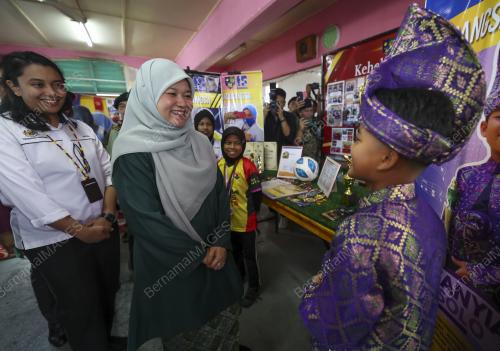 FADHLINA SIDEK