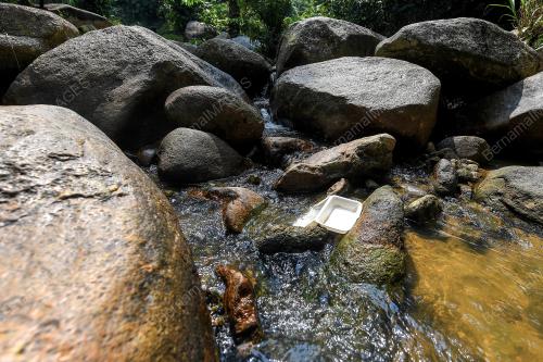 SUNGAI MAHANG, NILAI DICEMARI SAMPAH