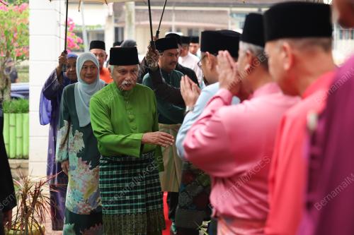 TUANKU MUHRIZ TUANKU MUNAWIR