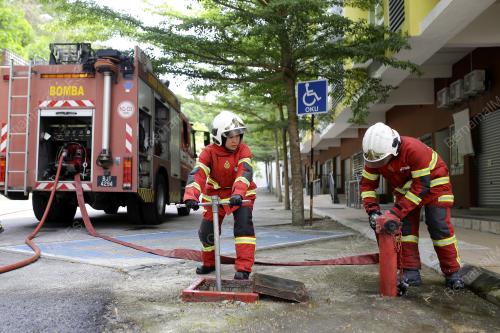 ANGGOTA BOMBA WANITA