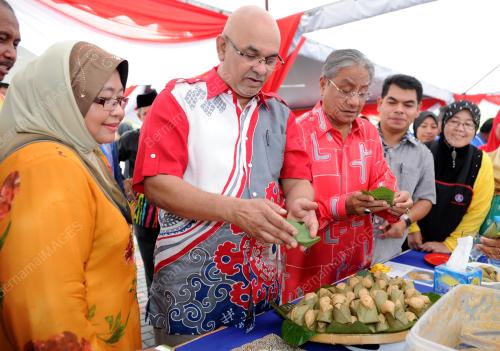 NS02_07062012_KARNIVAL_WANITA