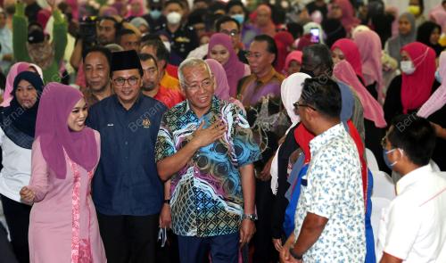 DATUK SERI MAHDZIR KHALID