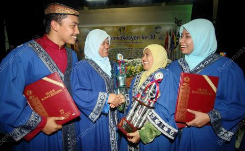 PENERIMA ANUGERAH CEMERLANG