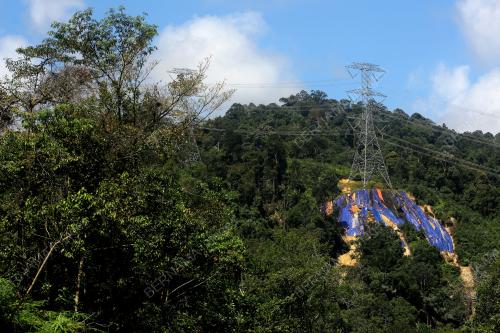 RUNTUHAN TANAH DI CERUN GUNUNG