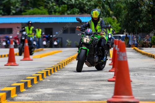 LATIHAN PENGENDALIAN MOTOSIKAL BERKUASA TINGGI