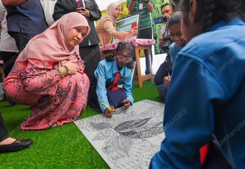 FADHLINA SIDEK