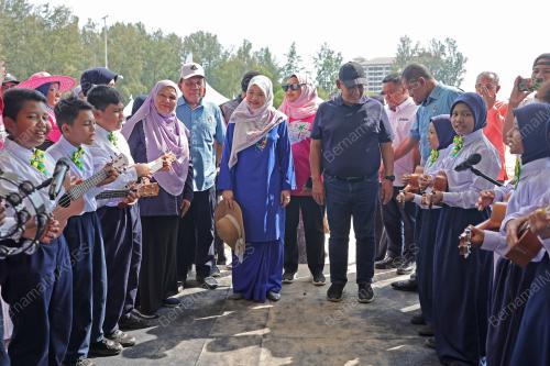 FADHLINA SIDEK