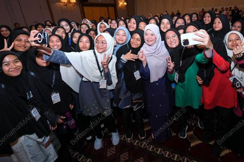 FADHLINA SIDEK
