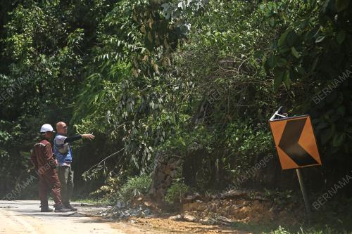 RUNTUHAN TANAH DI N14 JALAN INAS-KG BATU