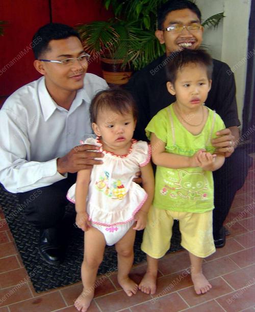 DUA BERADIK DI TINGGAL IBU