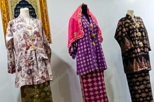 BUSANA KEBAYA SETENGAH TIANG