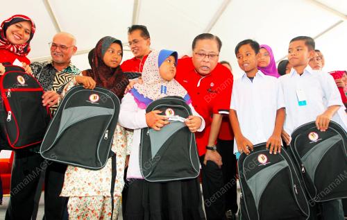 NS02_18122016_BANTUAN_PERSEKOLAHAN