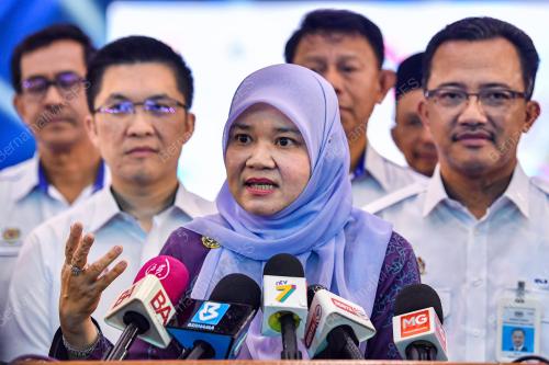 FADHLINA SIDEK