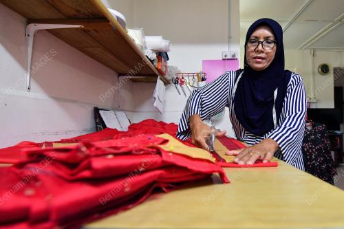BUSANA KEBAYA SETENGAH TIANG