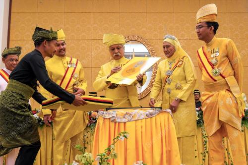 TUANKU MUHRIZ TUANKU MUNAWIR