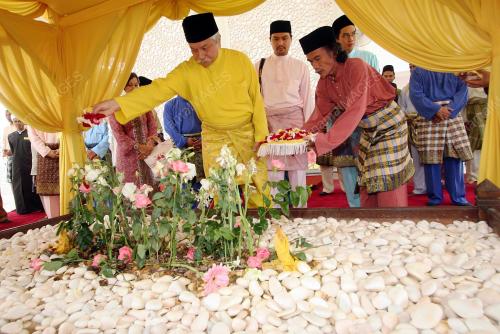 TUANKU MUHRIZ