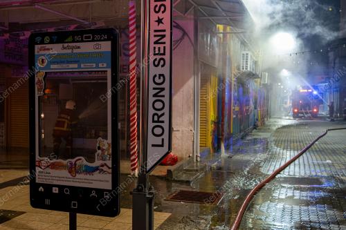 KEDAI BUKU DUA TINGKAT TERBAKAR