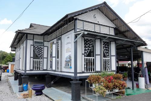 RUMAH PUTIH MAKAN BERJAMBAR