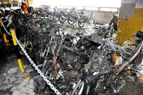 NS02_26052017_MOTORSIKAL_TERBAKAR
