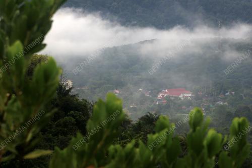 PEMANDANGAN KABUS DI JALAN TEMIANG - PANTAI, SEREMBAN