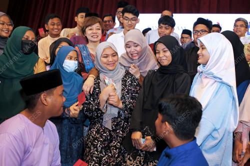 FADHLINA SIDEK