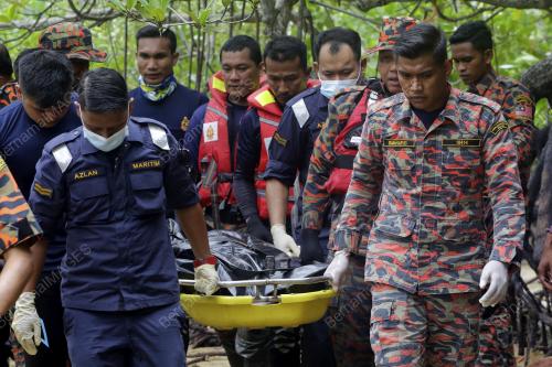MAYAT LEMAS DITEMUI DICELAH POKOK BAKAU PANTAI BALAK