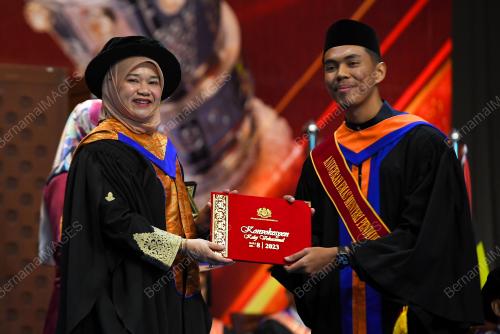 FADHLINA SIDEK