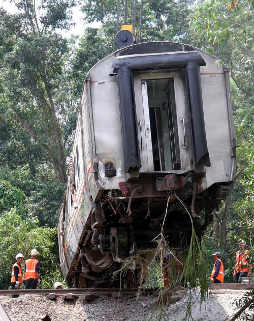 KERETAPI TERGELINCIR