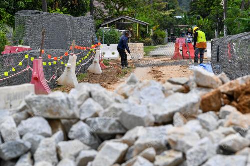 KERJA PEMBAIKAN RUNTUHAN TANAH DI MAMBAU