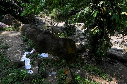 SUNGAI MAHANG, NILAI DICEMARI SAMPAH