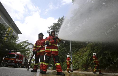 ANGGOTA BOMBA WANITA