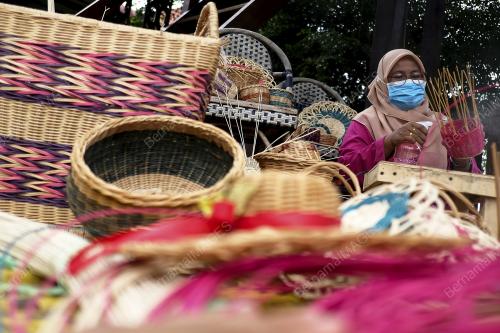 BATIK IKAT DAN CELUP DAN KRAF ANYAMAN ROTAN