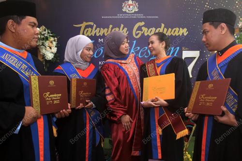 FADHLINA SIDEK