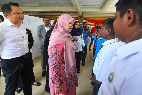 FADHLINA SIDEK