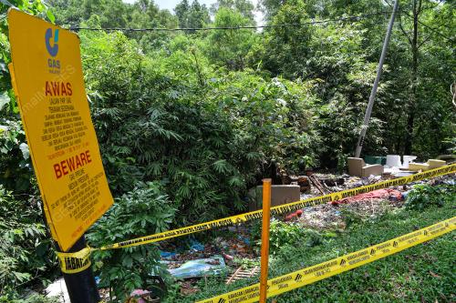 PEMBUANGAN DAN PEMBAKARAN SAMPAH TERBUKA
