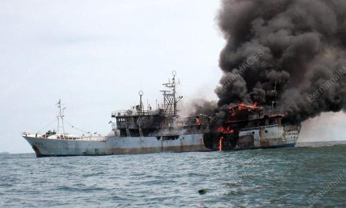 KAPAL TERBAKAR
