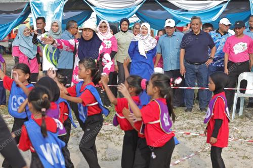 FADHLINA SIDEK