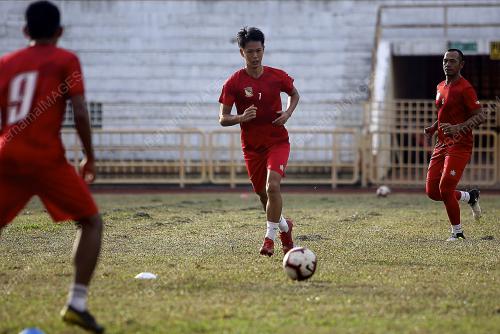 PASUKAN BOLA SEPAK NEGERI SEMBILAN MENJALANI LATIHAN