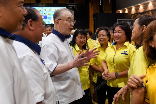 DATUK SERI DR WEE KA SIONG