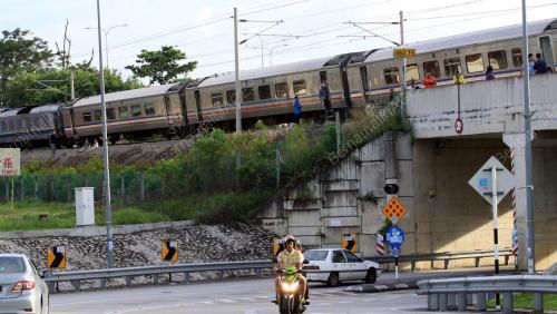 NS03_17122014_KERETAPI_ROSAK